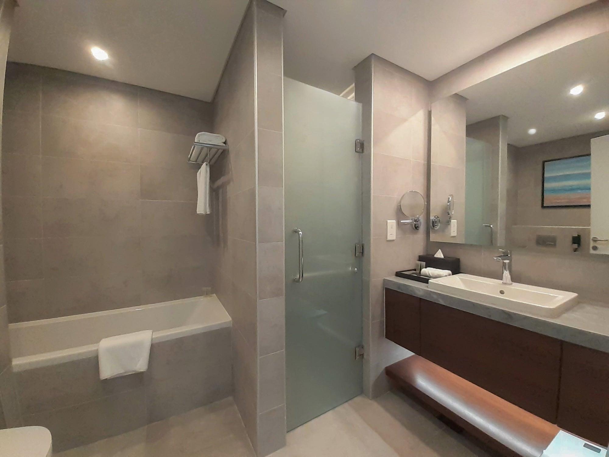 Somerset West Bay Доха Екстериор снимка Bathroom