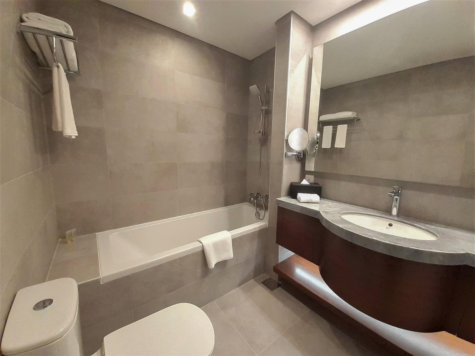 Somerset West Bay Доха Екстериор снимка Bathroom of a hotel room