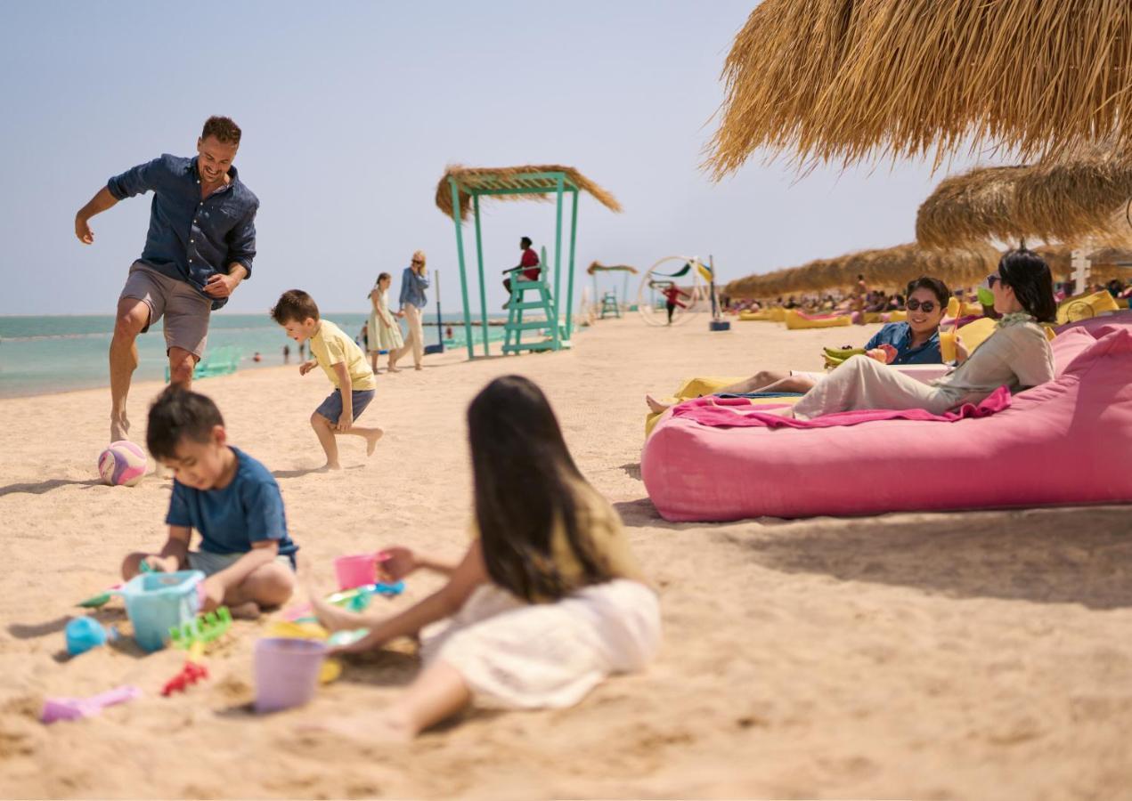 Somerset West Bay Доха Екстериор снимка Families at the beach