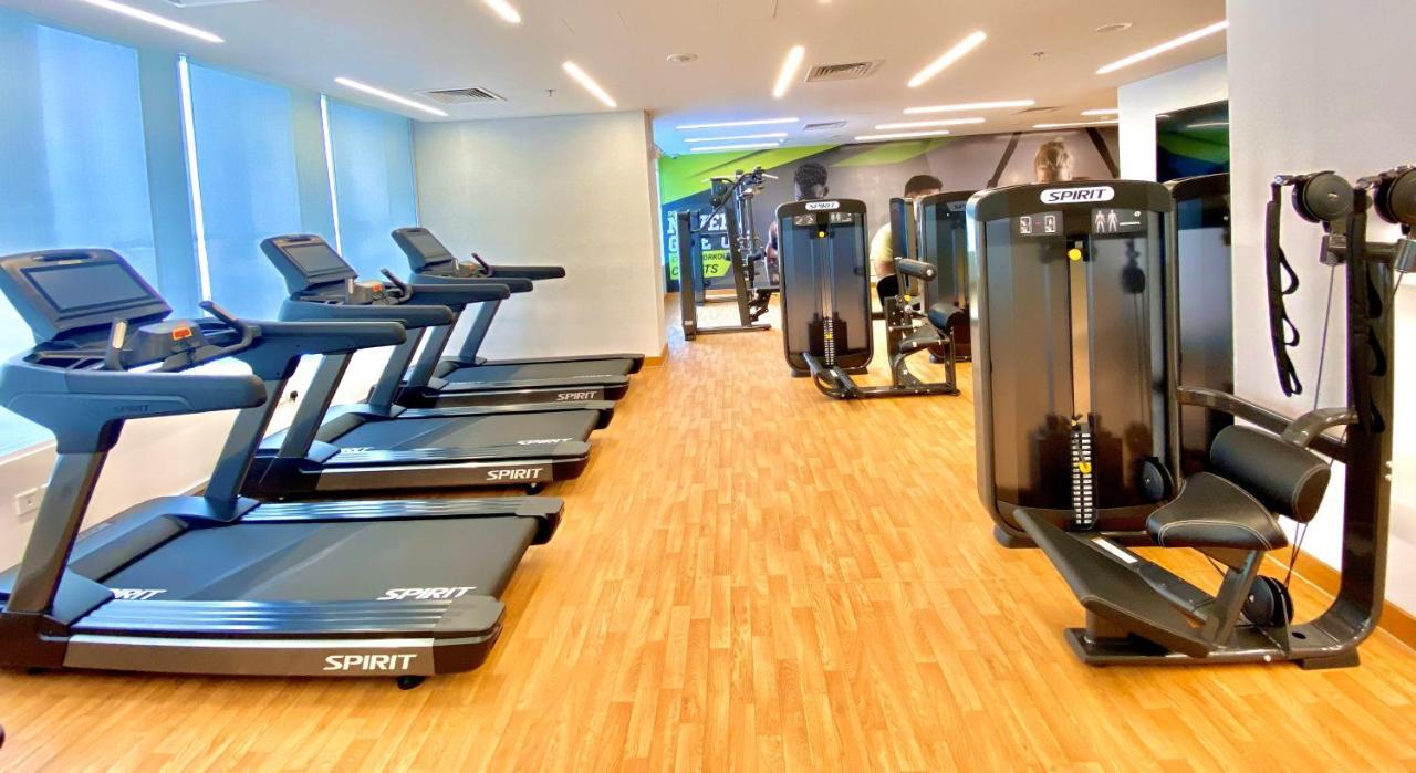 Somerset West Bay Доха Екстериор снимка The gym at the hotel