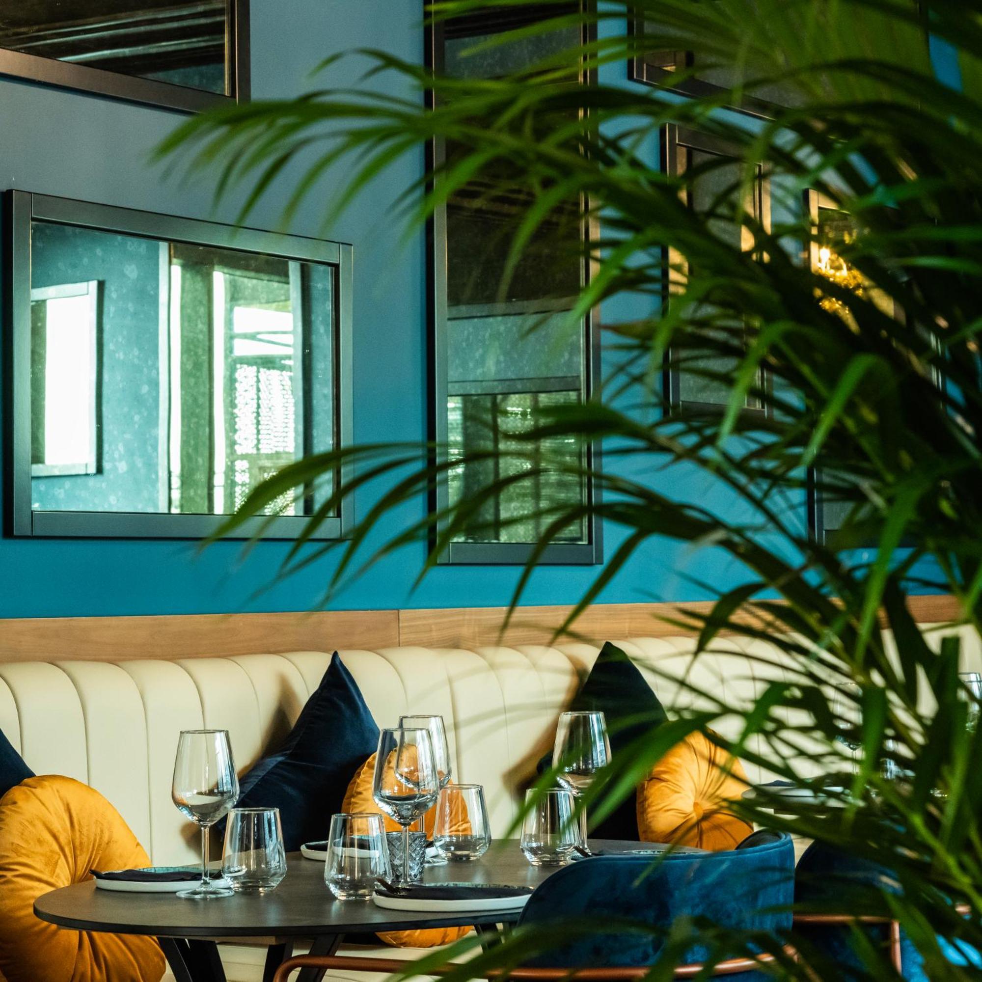 Somerset West Bay Доха Екстериор снимка Restaurant