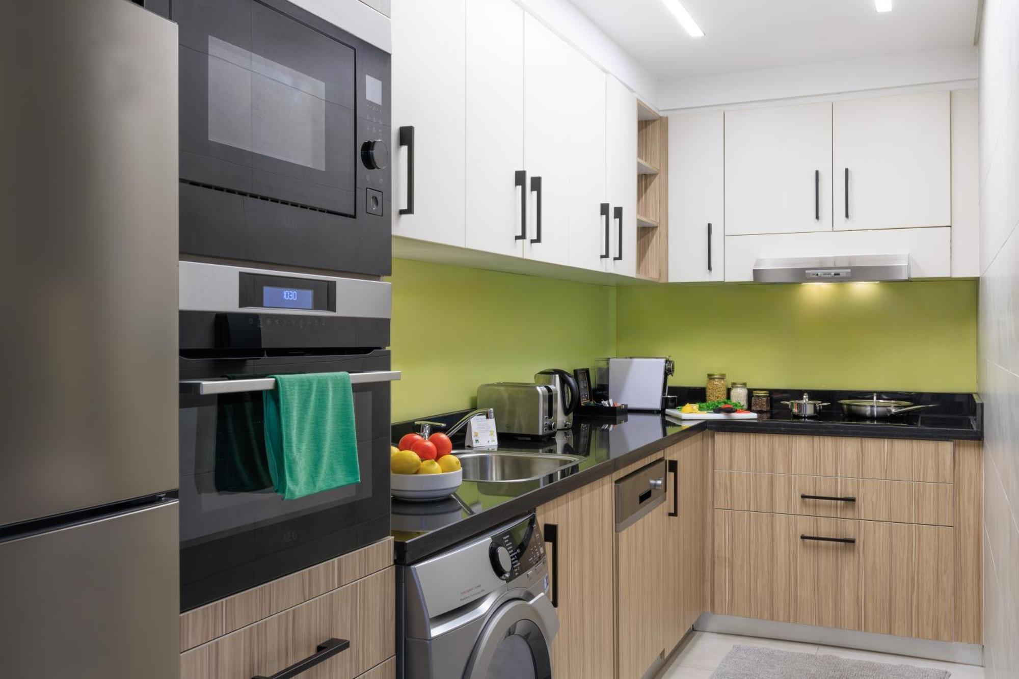 Somerset West Bay Доха Екстериор снимка A modern kitchen