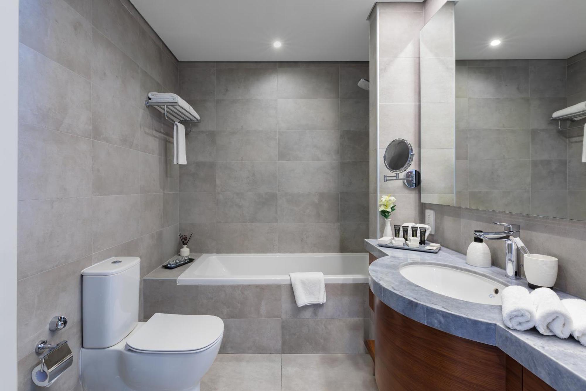 Somerset West Bay Доха Екстериор снимка Bathroom