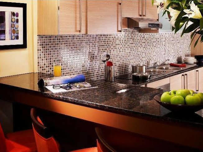 Somerset West Bay Доха Екстериор снимка A kitchen with granite countertops